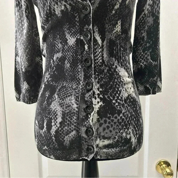 Ricki’s Cardigan Snakeskin Print V-Neck Button Front Fitted 3/4  Sleeves Grey XS - Picture 13 of 15